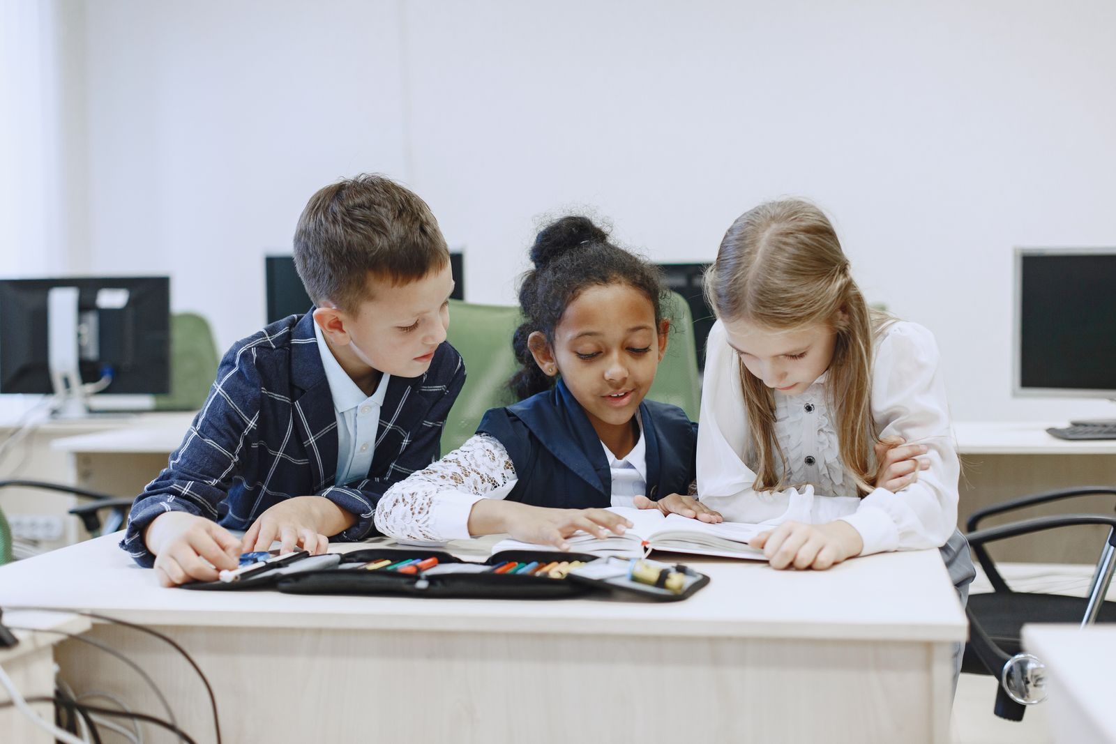 Children working together abroad during a language immersion stay